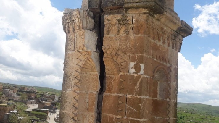 Kilisenin çan kulesine yıldırım düştü