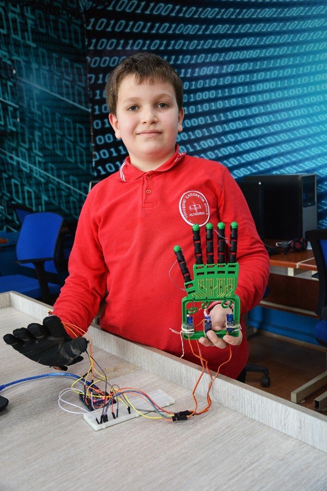 Yayla okulunun öğrencileri robot el yaptı