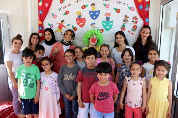 Üniversitelilerden Türkmen yetimlere drama eğitimi