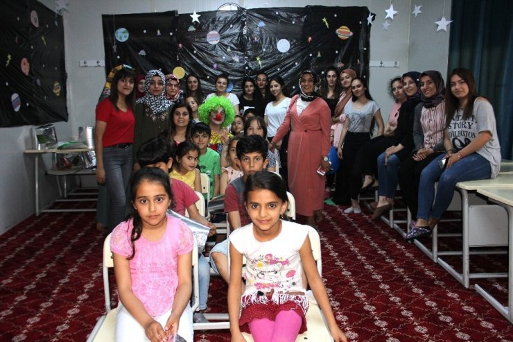 Üniversitelilerden Türkmen yetimlere drama eğitimi