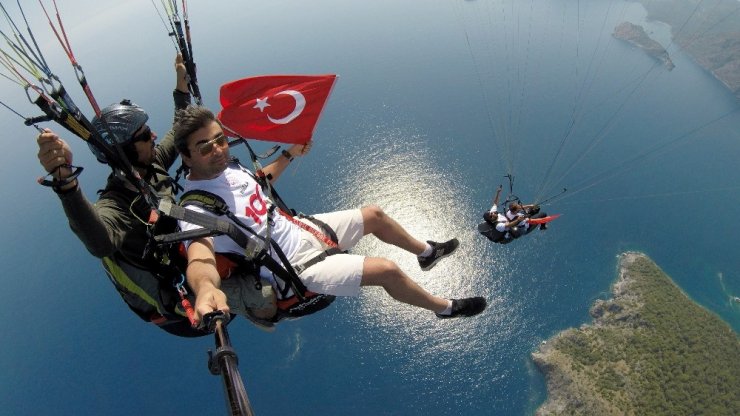 100. yılda gökyüzünde Türk bayrağı açtılar