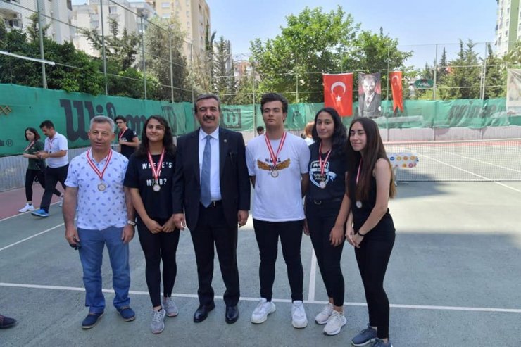 Şampiyonlar madalyalarını Başkan Çetin’den aldı