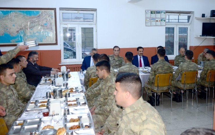 Vali Masatlı, Aktaş Sınır Karakolu’nda Mehmetçikle birlikte iftar açtı