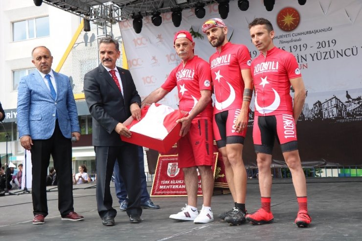 Bisikletçiler Türkiye’yi dolaştırdıkları bayrağı zeybek eşliğinde teslim etti