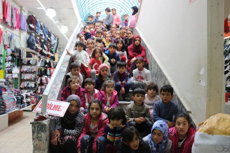 Türkmen çocuklar baştan aşağı giydirildi