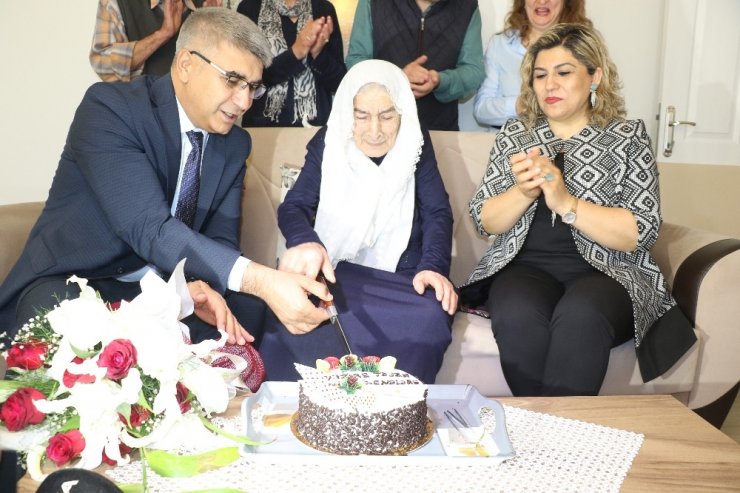 Asırlık Nazire nine 100. yaş pastasını vali ile birlikte kesti