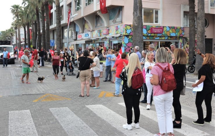Marmaris’te yabancı turistler “Fener Alayı’nı” fotoğraflamak için yarıştılar