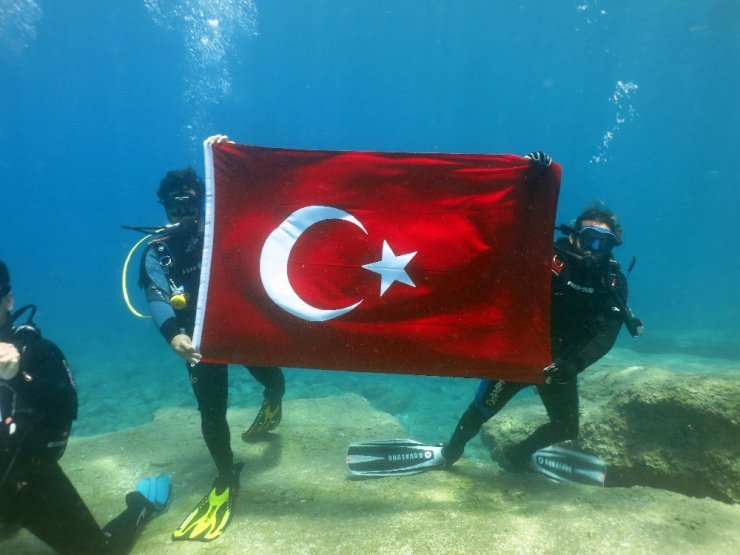 100.yılda deniz dibinde Türk bayrağı açtılar