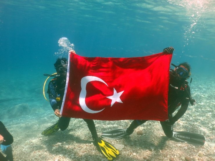 100.yılda deniz dibinde Türk bayrağı açtılar