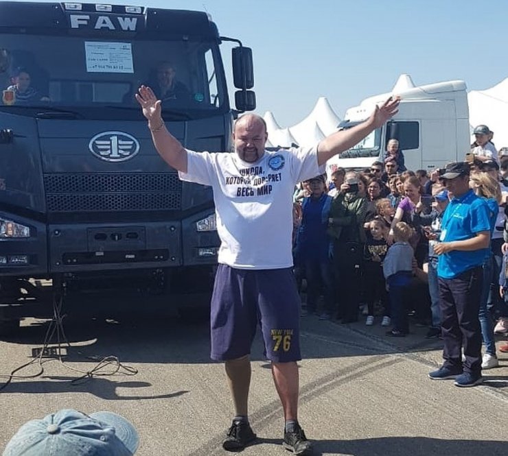 Rus rekortmen 18 tonluk kamyonu iple çekerek yeni dünya rekoruna imza attı