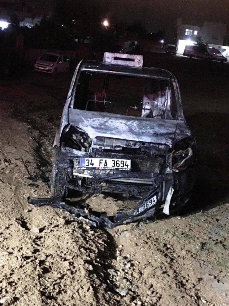 Cizre’de park halindeki araç yandı