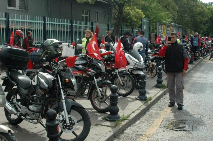 Motosikletli kuryelerden 19 Mayıs korteji