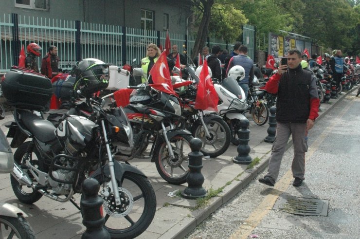 Motosikletli kuryelerden 19 Mayıs korteji