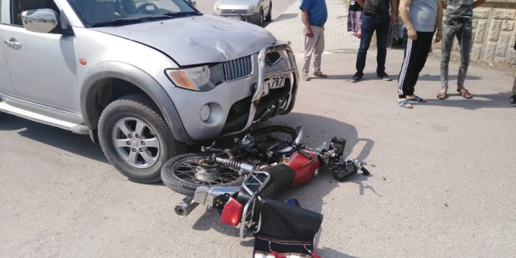 Kamyonet ile motosiklet çarpıştı: 1 Yaralı