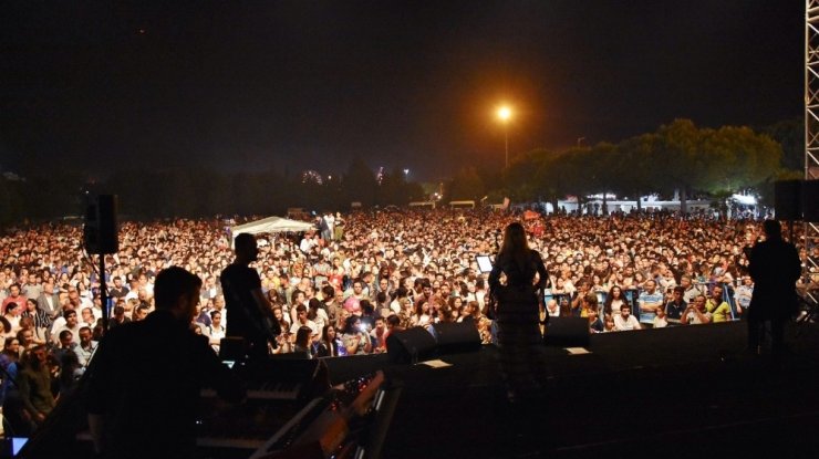 Gökçe, Akhisarlılara unutulmaz bir gece yaşattı