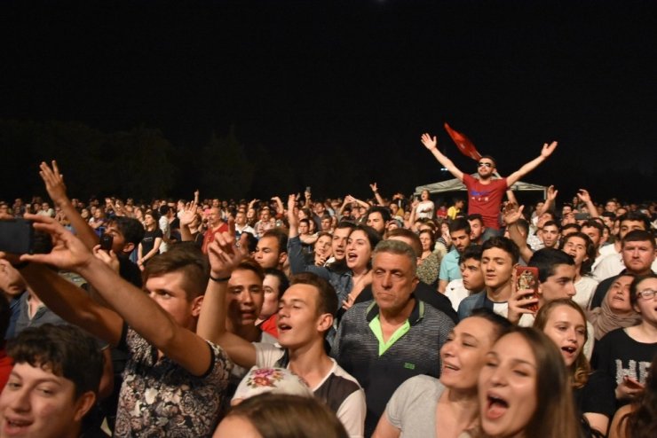 Gökçe, Akhisarlılara unutulmaz bir gece yaşattı