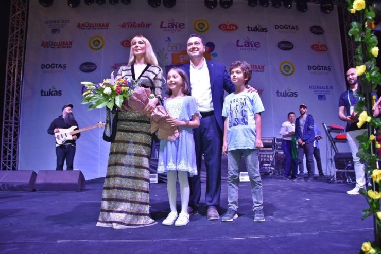 Gökçe, Akhisarlılara unutulmaz bir gece yaşattı