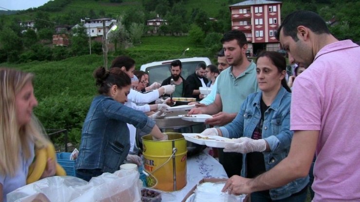Köy meydanında geleneksel iftar sofrası kuruldu
