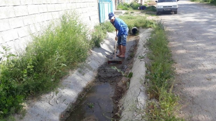 Beyşehir’de kanal ve kanaletlerde temizlik çalışması