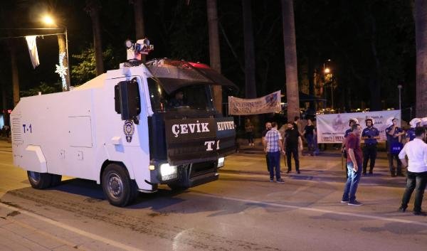 Denizli'de şampiyon iki tamının taraftarları kavga etti, polis TOMA'yla müdahale etti
