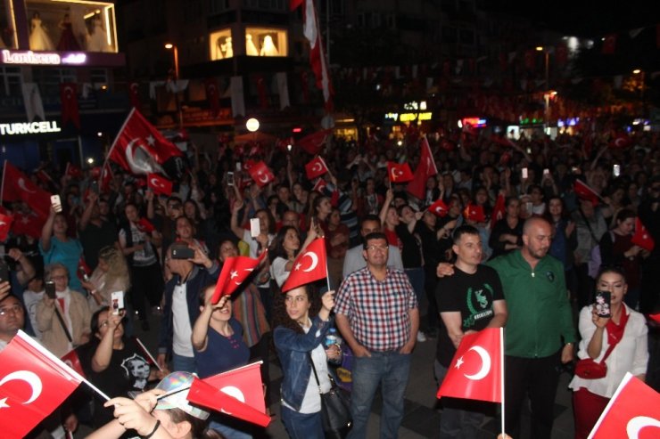 Kocaeli’de 19 Mayıs coşkusu Mehmet Erdem konseri ile yaşandı