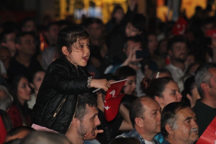 Kocaeli’de 19 Mayıs coşkusu Mehmet Erdem konseri ile yaşandı