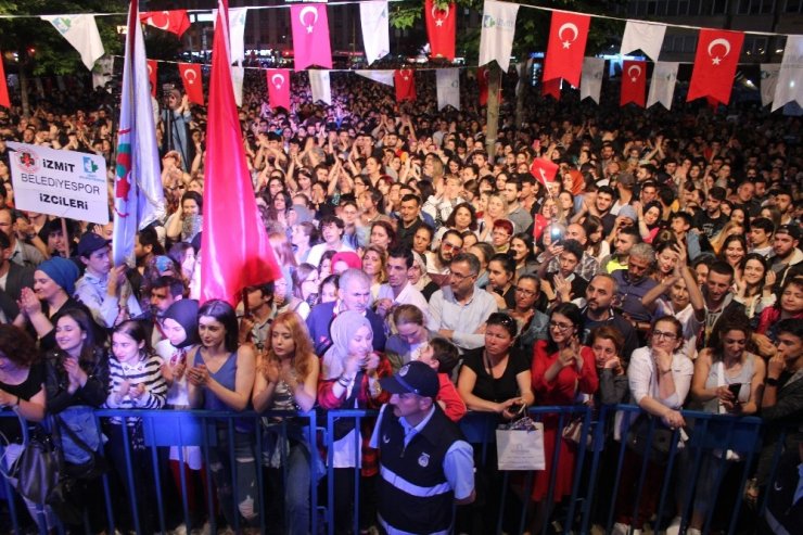 Kocaeli’de 19 Mayıs coşkusu Mehmet Erdem konseri ile yaşandı