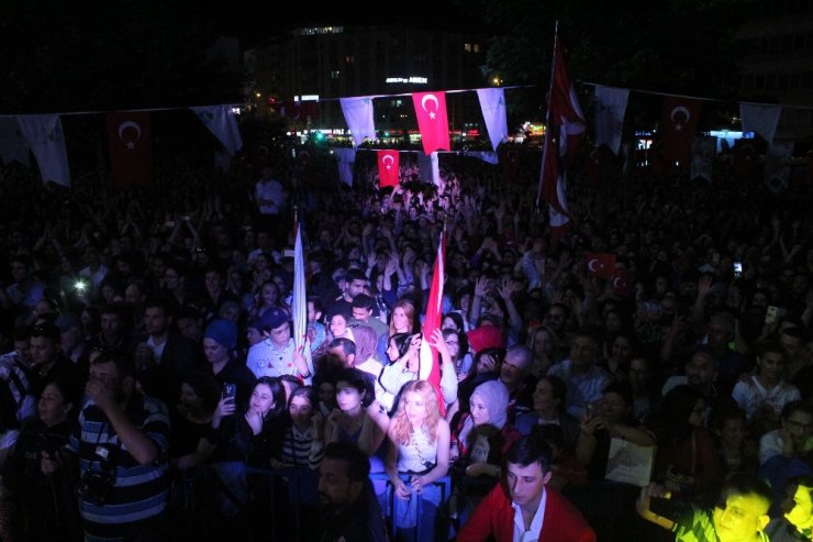 Kocaeli’de 19 Mayıs coşkusu Mehmet Erdem konseri ile yaşandı