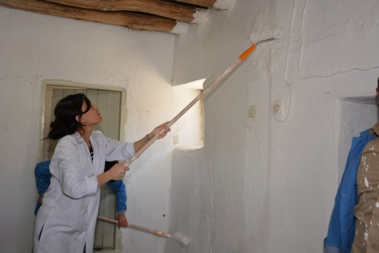 Vali Şimşek’in eşi ihtiyaç sahibi vatandaşın evini boyadı