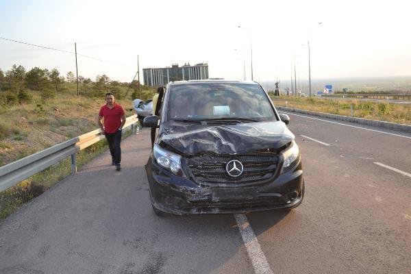 Otomobil, tur minibüsüne çarptı: 4 yaralı