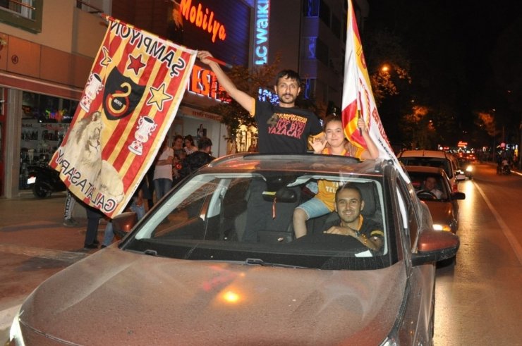 Tire’de Fener Alayına Galatasaray Coşkusu Eklenince Tarihi Kalabalık Oluştu