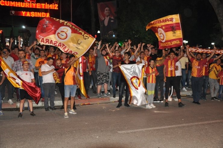 Tire’de Fener Alayına Galatasaray Coşkusu Eklenince Tarihi Kalabalık Oluştu