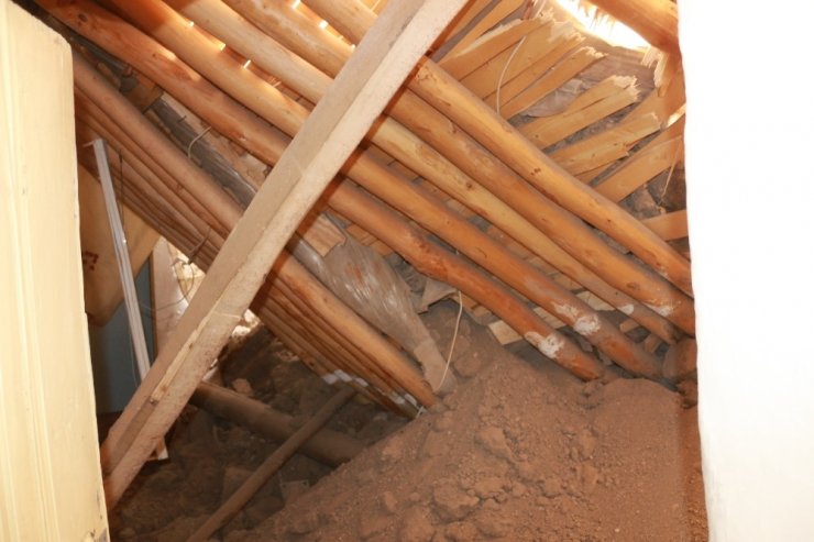 Evin tavanı çöktü: 5 kişi canını zor kurtardı