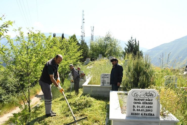 Artvin’de mezarlıklar bayrama hazırlanıyor