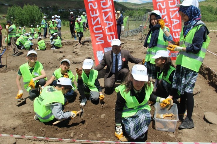 Öğrenciler, arkeolojik kazıya katıldı