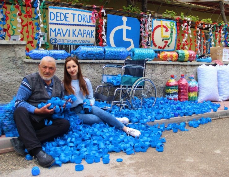 Dede-torun mavi kapaklarla 210 kişiye umut oldu