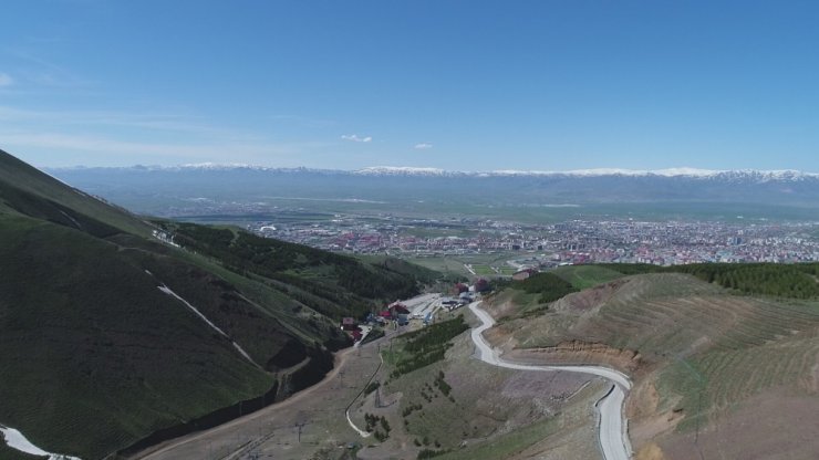 Erzurum’da iki mevsim aynı anda yaşanıyor