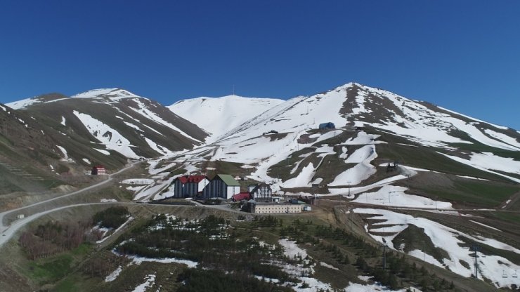 Erzurum’da iki mevsim aynı anda yaşanıyor