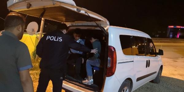 Konya-Bursa yolunda durdurulan araçtan çıktı! Otomobilin bagajına göçmenleri doldurmuşlar