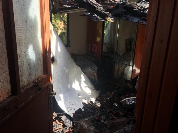 Tekirdağ’da boş binadan sıçrayan yangın evi kül etti