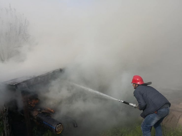 Bolu’da çıkan yangın traktör ve odunluğu küle döndürdü