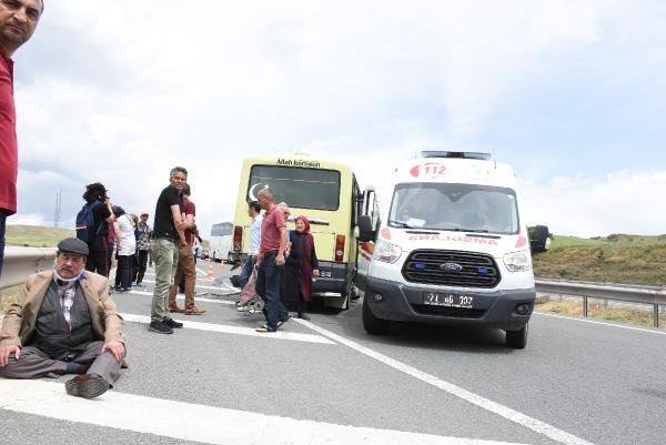 Kırıkkale'de otomobil ile yolcu minibüsü çarpıştı: 8 yaralı