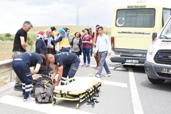 Kırıkkale'de otomobil ile yolcu minibüsü çarpıştı: 8 yaralı