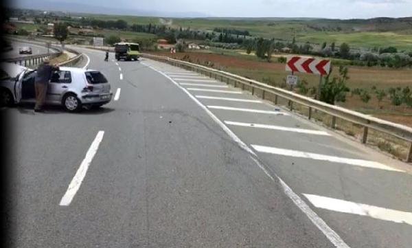 Kırıkkale'de otomobil minibüse çarptı: 8 yaralı