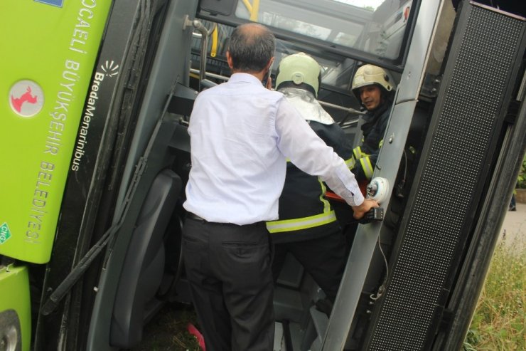Devrilen halk otobüsünün altında kalan yaralıyı itfaiye kurtardı