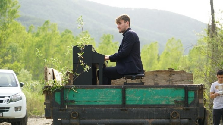 Ödüllü piyanistten traktör römorkunda piyano resitali