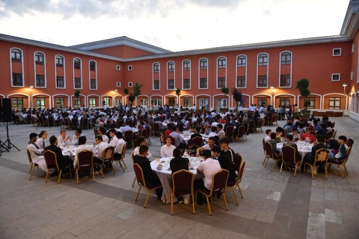 Dündar, 58 ülkeden öğrencilerle iftar yaptı
