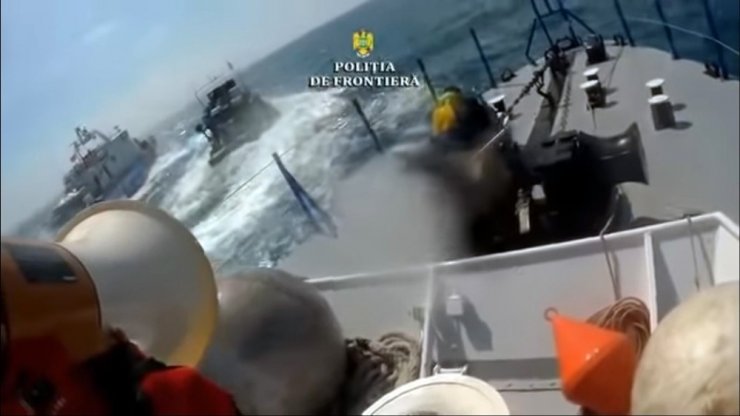 Romanya Sahil Güvenlik ekiplerinin Türk balıkçı teknesini batırması kamerada