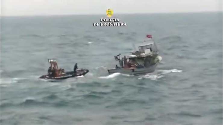 Romanya Sahil Güvenlik ekiplerinin Türk balıkçı teknesini batırması kamerada