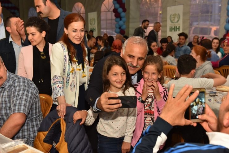 Trabzon Büyükşehir Belediyesi, yüzlerce çocuğu iftar programında bir araya getirdi